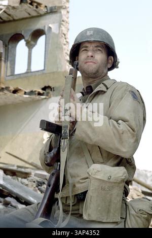 DATA DI USCITA 24 luglio 1998 TITOLO: Salvare il soldato Ryan TOM HANKS interpreta il capitano John Miller, al quale viene ordinato di guidare una squadra di soldati in una pericolosa missione dietro le linee nemiche per trovare e recuperare un uomo, il soldato James Ryan, nella serie d'azione DreamWorks Pictures e Paramount Pictures World War II "salvare il soldato Ryan". (Credit Image: © Globe Photos/ZUMA Wire)DATA DI RILASCIO 24 luglio 1998 TITOLO: Saving Private Ryan Foto Stock
