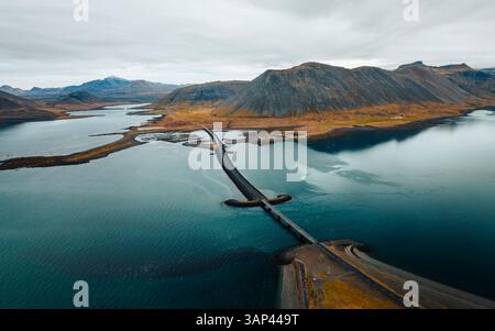 Vista aerea del Ponte vichingo, ponte a forma di spada sulla penisola di Snaefellsnes, Islanda occidentale. Foto Stock
