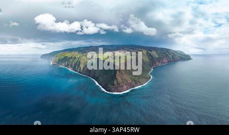 Vista aerea in droni della costa di Madeira, del faro e delle scogliere da Ponta do Pargo, panorama dell'estremità più a sud dell'isola di Madeira, Portogallo. Foto Stock