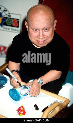 1 gennaio 2011 - K25343JK SD0614.UN ASPETTO IN NEGOZIO DI ''MINI-ME'' VERNE J. TROYER PER PROMUOVERE IL NUOVO GIOCATTOLO ALLA MODA ''MICRO PETS'' PRESSO TOYS ''R'' US A TIME SQUARE, NEW YORK CITY. JOHN KRONDES/ 2002 (immagine di credito: © Globe Photos/ZUMAPRESS.com) Foto Stock