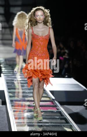 1 gennaio 2011 - Â© IMAPRESS. PH : YANNIS VLAMOS. COLLEZIONI PARIGI ALTA MODA 2002. VERSACE..K23884.CREDIT IMAPRESS/(Credit Image: © Globe Photos/ZUMAPRESS.com) Foto Stock