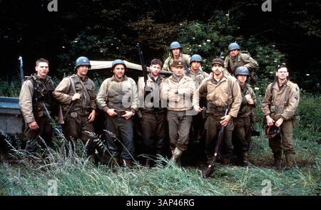 DATA DI USCITA 24 luglio 1998 TITOLO: Saving Private Ryan K12980SN.SCENE DAL FILM "SAVING PRIVATE RYAN". IL CAPITANO DALE DYE (quinto da sinistra) ha preso i membri del cast (primo piano da sinistra a destra) BARRY PEPPER, TOM HANKS, TOM SIZEMORE, EDWARD BURNS, VIN DIESEL, ADAM GOLDBERG, GIOVANNI RIBISI e JEREMY DAVIES attraverso un boot camp in stile militare in preparazione per i loro ruoli in DreamWorks Pictures e Paramount Pictures World War II action drama SALVANDO RYAN PRIVATO..FORNITO DA (Credit Image: © Globe Photos/ZUMA Wire)DATA DI USCITA 24 luglio 1998 TITOLO: Saving Private Ryan Foto Stock