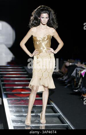 1 gennaio 2011 - Â© IMAPRESS. PH : YANNIS VLAMOS. COLLEZIONI PARIGI ALTA MODA 2002. VERSACE..K23884.CREDIT IMAPRESS/(Credit Image: © Globe Photos/ZUMAPRESS.com) Foto Stock