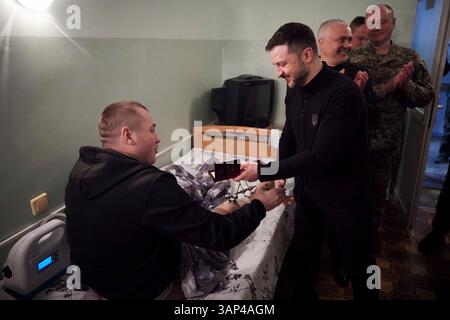 Odesa, Ucraina. 15 aprile 2025. Il presidente ucraino Volodymyr Zelenskyy presenta una medaglia militare per il coraggio ai guerrieri feriti in un ospedale militare, 15 aprile 2025 a Odesa, Ucraina. Credito: Presidenza Ucraina/Ufficio stampa presidenziale ucraino/Alamy Live News Foto Stock