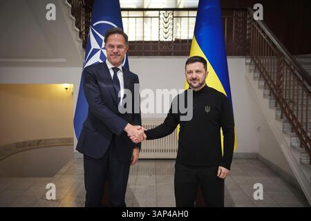 Odesa, Ucraina. 15 aprile 2025. Il presidente ucraino Volodymyr Zelenskyy, a destra, stringe la mano al segretario generale della NATO Mark Rutte, a sinistra, prima della loro riunione bilaterale, il 15 aprile 2025 a Odesa, Ucraina. Credito: Presidenza Ucraina/Ufficio stampa presidenziale ucraino/Alamy Live News Foto Stock