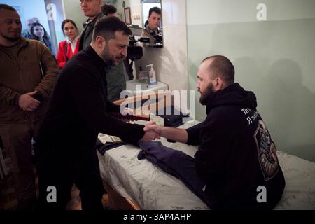 Odesa, Ucraina. 15 aprile 2025. Il presidente ucraino Volodymyr Zelenskyy presenta una medaglia militare per il coraggio ai guerrieri feriti in un ospedale militare, 15 aprile 2025 a Odesa, Ucraina. Credito: Presidenza Ucraina/Ufficio stampa presidenziale ucraino/Alamy Live News Foto Stock