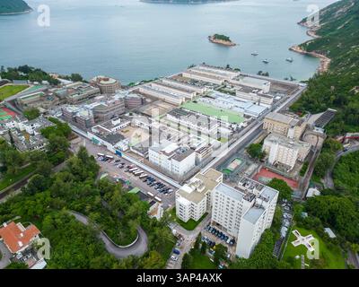 Vista aerea della città costiera con edifici, vegetazione e mare, Stanley, Hong Kong. Foto Stock