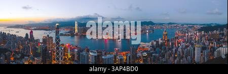 Hong Kong - 06 agosto 2020: Vista aerea panoramica dello skyline di Hong Kong sul porto di Victoria al tramonto, quartiere centrale e occidentale, Hong Kong. Foto Stock