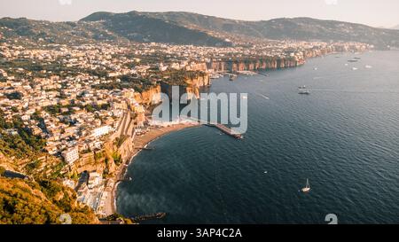 Vista aerea della splendida costa di Sorrento con scogliere e barche, Vico Equense, Italia. Foto Stock