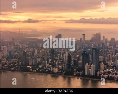 Vista aerea dei moderni grattacieli e degli edifici sul Mar Arabico al tramonto, Worli, Mumbai, India. Foto Stock