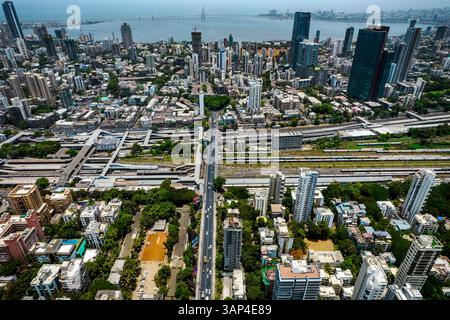 Veduta aerea dell'incrocio urbano in alta prospettiva, Dadar East, Mumbai, India. Foto Stock