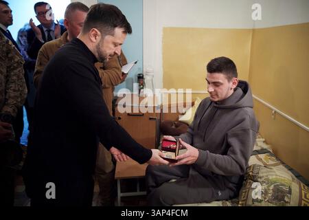 Odesa, Ucraina. 15 aprile 2025. Il presidente ucraino Volodymyr Zelenskyy, a sinistra, presenta una medaglia militare per il coraggio ai guerrieri feriti in un ospedale militare, 15 aprile 2025 a Odesa, Ucraina. Credito: Presidenza Ucraina/Ufficio stampa presidenziale ucraino/Alamy Live News Foto Stock