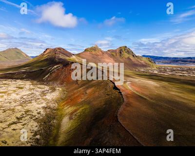 Vista aerea del cratere di Stutur circondato da maestose montagne e da una vasta valle, Landmannalagur, Islanda. Foto Stock