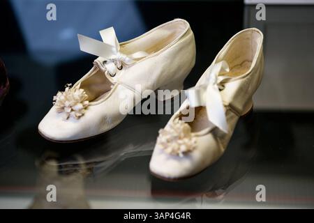 Senckenbergmuseum: Vorbesichtigung der Ausstellung form folgt Fuß 23.04.2015 Frankfurt Senckenbergmuseum: Vorbesichtigung der Ausstellung form folgt Fuß . IM Bild: Symmetrische weiße Damenslipper um 1840. Francoforte Francoforte Assia Germania *** Senckenbergmuseum Anteprima del modulo espositivo segue Foot 23 04 2015 Francoforte Senckenbergmuseum Anteprima del modulo espositivo segue Foot in the picture pantofole bianche simmetriche intorno al 1840 Francoforte Francoforte Assia Germania Foto Stock