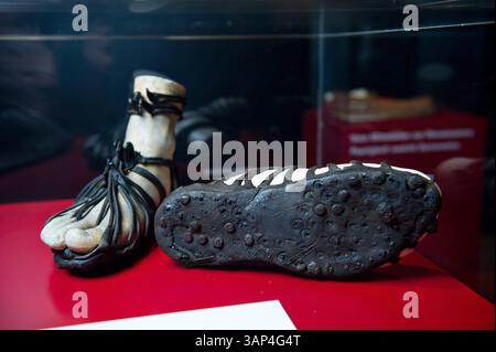 Senckenbergmuseum: Vorbesichtigung der Ausstellung form folgt Fuß 23.04.2015 Frankfurt Senckenbergmuseum: Vorbesichtigung der Ausstellung form folgt Fuß . Im Bild: Caligae . Sandalenstifel Römischer Legionäre mit ausgeprägter Fußform 1. Jhd. n. Chr. Francoforte Francoforte Assia Germania *** Senckenbergmuseum Anteprima del modulo espositivo segue piede 23 04 2015 Francoforte Senckenbergmuseum Anteprima del modulo espositivo segue piede nell'immagine Caligae sandalenstifel dei legionari romani con forma del piede pronunciata 1 secolo d.C. Francoforte Francoforte Assia Germania Foto Stock