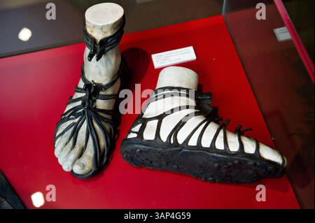Senckenbergmuseum: Vorbesichtigung der Ausstellung form folgt Fuß 23.04.2015 Frankfurt Senckenbergmuseum: Vorbesichtigung der Ausstellung form folgt Fuß . Im Bild: Caligae . Sandalenstifel Römischer Legionäre mit ausgeprägter Fußform 1. Jhd. n. Chr. Francoforte Francoforte Assia Germania *** Senckenbergmuseum Anteprima del modulo espositivo segue piede 23 04 2015 Francoforte Senckenbergmuseum Anteprima del modulo espositivo segue piede nell'immagine Caligae sandalenstifel dei legionari romani con forma del piede pronunciata 1 secolo d.C. Francoforte Francoforte Assia Germania Foto Stock
