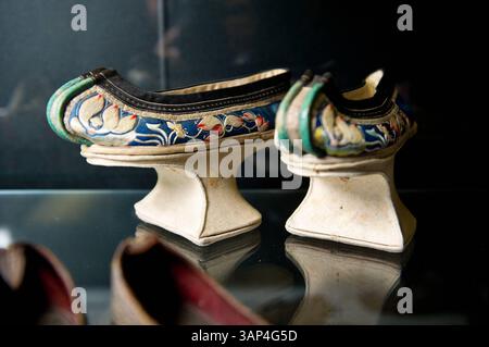 Senckenbergmuseum: Vorbesichtigung der Ausstellung form folgt Fuß 23.04.2015 Frankfurt Senckenbergmuseum: Vorbesichtigung der Ausstellung form folgt Fuß . Im Bild: Chinesische Stelzenschuhe. Die Höhe der Stelze zeigt den sozialen Status der Frau. 19. Jhd. Francoforte Francoforte Assia Germania *** Senckenbergmuseum Anteprima del modulo espositivo segue piede 23 04 2015 Francoforte Senckenbergmuseum Anteprima del modulo espositivo segue piede nella foto scarpe da palafitte cinesi l'altezza del palafitte mostra lo stato sociale delle donne 19 Jhd Francoforte Francoforte Assia Germania Foto Stock