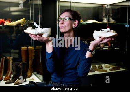 Senckenbergmuseum: Vorbesichtigung der Ausstellung form folgt Fuß 23.04.2015 Frankfurt Senckenbergmuseum: Vorbesichtigung der Ausstellung form folgt Fuß . IM Bild: Kuratorin Nike U. Breyer M.A. mit symmetrischen weiße Damenslippern um 1840. Francoforte Francoforte Assia Germania *** Senckenbergmuseum Anteprima del modulo espositivo segue Foot 23 04 2015 Francoforte Senckenbergmuseum Anteprima del modulo espositivo segue Foot in the picture curator Nike U Breyer M A con pantofole da donna bianche simmetriche intorno al 1840 Francoforte Francoforte Assia Germania Foto Stock