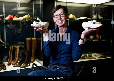 Senckenbergmuseum: Vorbesichtigung der Ausstellung form folgt Fuß 23.04.2015 Frankfurt Senckenbergmuseum: Vorbesichtigung der Ausstellung form folgt Fuß . IM Bild: Kuratorin Nike U. Breyer M.A. mit symmetrischen weiße Damenslippern um 1840. Francoforte Francoforte Assia Germania *** Senckenbergmuseum Anteprima del modulo espositivo segue Foot 23 04 2015 Francoforte Senckenbergmuseum Anteprima del modulo espositivo segue Foot in the picture curator Nike U Breyer M A con pantofole da donna bianche simmetriche intorno al 1840 Francoforte Francoforte Assia Germania Foto Stock