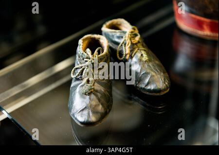 Senckenbergmuseum: Vorbesichtigung der Ausstellung form folgt Fuß 23.04.2015 Frankfurt Senckenbergmuseum: Vorbesichtigung der Ausstellung form folgt Fuß . Im Bild: Kinderschuhe eines Mitglieds aus dem Adelsgeschlecht um 1780. Francoforte Francoforte Assia Germania *** Senckenbergmuseum Anteprima del modulo espositivo segue piede 23 04 2015 Francoforte Senckenbergmuseum Anteprima del modulo espositivo segue piede nella foto scarpe per bambini di un membro della famiglia nobile intorno al 1780 Francoforte Francoforte Assia Germania Foto Stock