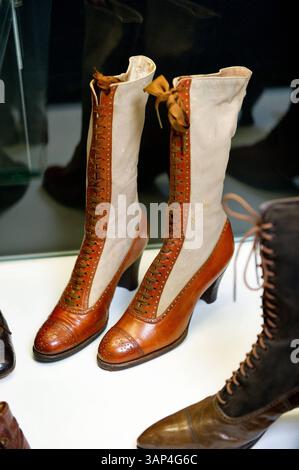 Senckenbergmuseum: Vorbesichtigung der Ausstellung form folgt Fuß 23.04.2015 Frankfurt Senckenbergmuseum: Vorbesichtigung der Ausstellung form folgt Fuß . Im Bild: Damen-Schnürstifel im Kolonialstil um 1910. Francoforte Francoforte Assia Germania *** Senckenbergmuseum Anteprima del modulo espositivo segue Foot 23 04 2015 Francoforte Senckenbergmuseum Anteprima del modulo espositivo segue Foot in the picture Ladies stivali stringati in stile coloniale intorno al 1910 Francoforte Francoforte Assia Germania Foto Stock