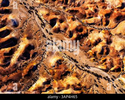 Vista aerea delle colline dipinte e del terreno accidentato, Anna Creek, Australia meridionale, Australia. Foto Stock