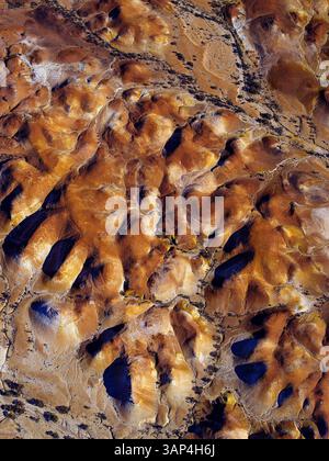Vista aerea delle vivaci colline dipinte e delle aspre formazioni rocciose, Anna Creek, Australia meridionale, Australia. Foto Stock