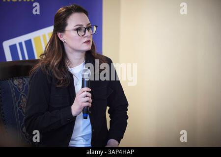 Odesa, Ucraina. 15 aprile 2025. Il vice primo ministro ucraino Yulia Svyrydenko ascolta una domanda durante una discussione con i leader aziendali insieme al presidente Volodymyr Zelenskyy, 15 aprile 2025 a Odesa, Ucraina. Credito: Presidenza Ucraina/Ufficio stampa presidenziale ucraino/Alamy Live News Foto Stock