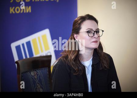 Odesa, Ucraina. 15 aprile 2025. Il vice primo ministro ucraino Yulia Svyrydenko ascolta una domanda durante una discussione con i leader aziendali insieme al presidente Volodymyr Zelenskyy, 15 aprile 2025 a Odesa, Ucraina. Credito: Presidenza Ucraina/Ufficio stampa presidenziale ucraino/Alamy Live News Foto Stock