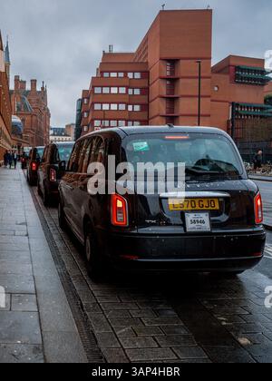 London taxi Queue fuori dalla stazione di St Pancras Londra. London taxi Rank. London Station taxi Foto Stock