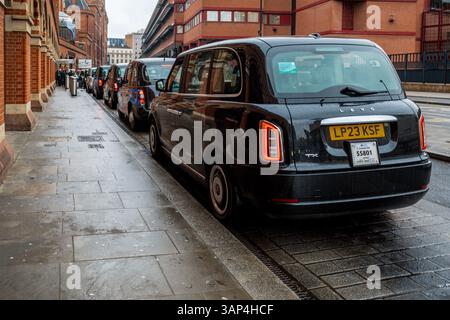London taxi Queue fuori dalla stazione di St Pancras Londra. London taxi Rank. London Station taxi Foto Stock
