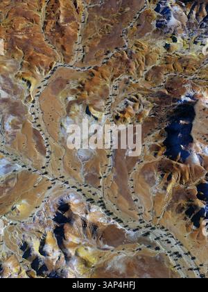 Vista aerea di colline colorate e terreni accidentati, Anna Creek, Australia meridionale, Australia. Foto Stock