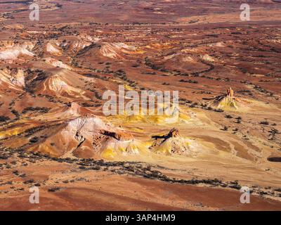 Vista aerea delle colline colorate dipinte nella remota Anna Creek, Australia meridionale. Foto Stock