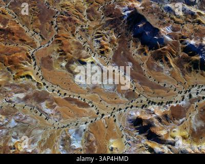 Vista aerea di colline colorate e vivaci e terreni accidentati, Anna Creek, Australia meridionale, Australia. Foto Stock