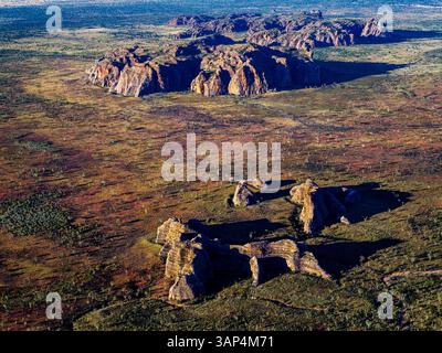 Vista aerea di formazioni rocciose uniche e paesaggi mozzafiato, Purnululu, Bungle Bungles, Kimberley, Australia. Foto Stock