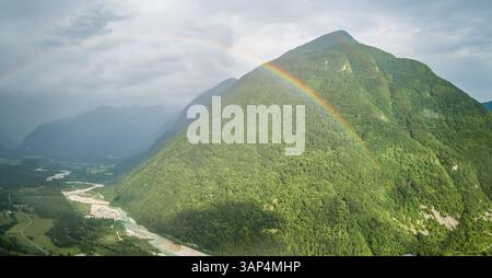 Vista aerea dell'arcobaleno sul fiume Soca in Slovenia. Foto Stock