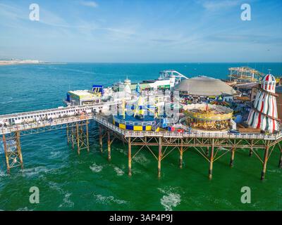 Brighton, Regno Unito - 7 maggio 2023: Veduta aerea del molo di Brighton Palace lungo la costa di fronte al canale della Manica a Brighton, Inghilterra, Regno Unito. Foto Stock
