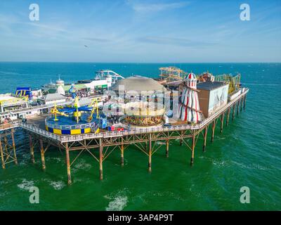 Brighton, Regno Unito - 7 maggio 2023: Veduta aerea del molo di Brighton Palace lungo la costa di fronte al canale della Manica a Brighton, Inghilterra, Regno Unito. Foto Stock