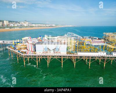 Brighton, Regno Unito - 7 maggio 2023: Veduta aerea del molo di Brighton Palace lungo la costa di fronte al canale della Manica a Brighton, Inghilterra, Regno Unito. Foto Stock