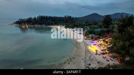Vista aerea della spiaggia Zen al tramonto a Koh Phangan, Thailandia. Foto Stock