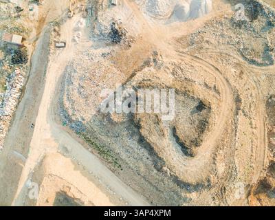 Vista aerea dei sacchetti di plastica nella discarica sull'isola di pag, Croazia. Foto Stock