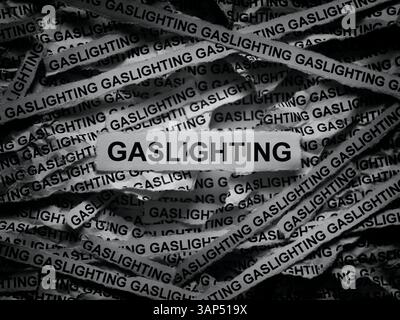 Strisce di giornali con le parole Gaslighting. Bianco e nero. Foto Stock