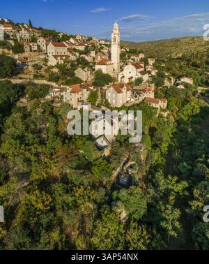 Vista aerea del tradizionale villaggio dalmata di Lozisca, isola di Brac, Croazia. Foto Stock