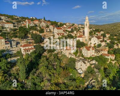 Vista aerea del tradizionale villaggio dalmata di Lozisca, isola di Brac, Croazia. Foto Stock