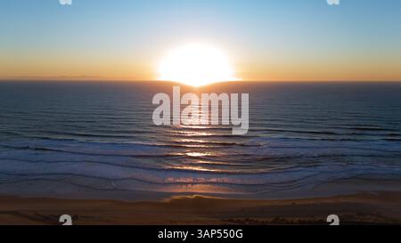 Vista del tramonto sull'oceano con Gentle Waves Foto Stock