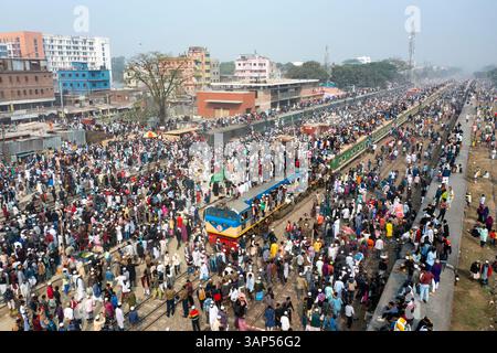 Vista aerea della stazione ferroviaria affollata della Divisione di Dacca, Bangladesh. Foto Stock