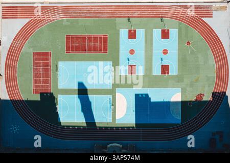Vista dall'alto verso il basso dei campi da gioco dello stadio scolastico di Malta. Foto Stock