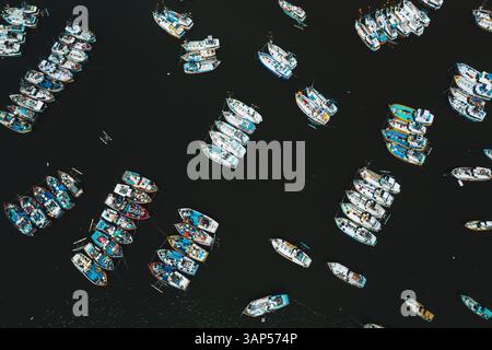 Vista aerea delle colorate barche da pesca nel porto di Kudawella, Kudawella, Sri Lanka. Foto Stock