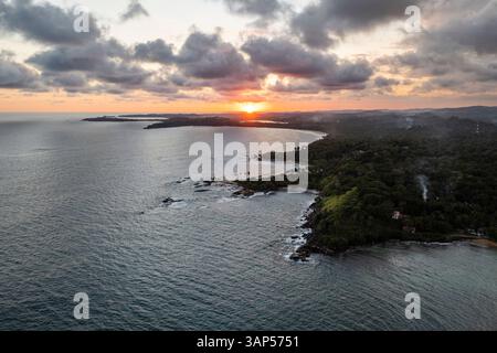 Vista aerea del tramonto sulla costa dello Sri Lanka vicino all'oceano Indiano, Hiriketiya, Sri Lanka. Foto Stock