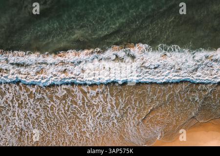 Vista aerea delle onde che si infrangono sulla costa lungo la spiaggia, Hiriketiya, Sri Lanka. Foto Stock